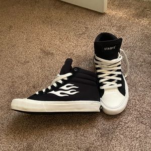 🤯 SOLD 🤯 STRAYE Sneakers